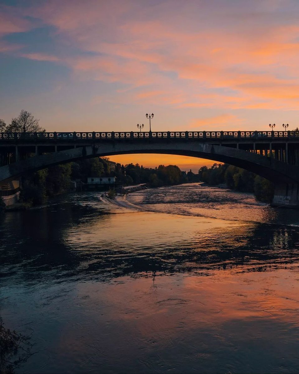 Visit_Bassano's tweet photo. Questa sera rendiamo omaggio al nostro Ponte Nuovo avvolto nella magia di questi splendidi colori del tramonto d'autunno.
🎨☀️🍁
Bellissimo questo scatto 📸 IG@robertopovero
#visitbassano #bassanodelgrappa #sunsetpink #pontenuovo
#autumncolours #fiumebrenta https://t.co/FohMq4MWAZ
