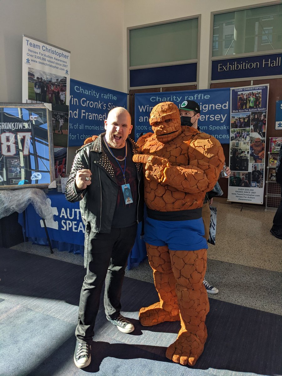 CharlieBellmore's tweet photo. Was hanging with my hero, spirit animal, whatever ya wanna call it, The blue eyed ever lovin' Thing at @ricomiccon this weekend! What a blast! #ItsClobberinTime #YancySt https://t.co/vfCbkDGLTn