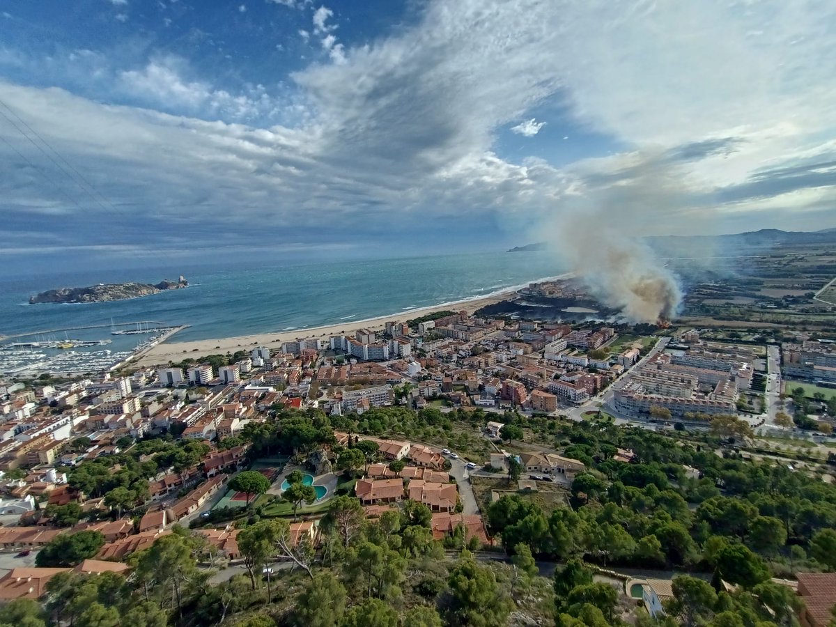 MarcColl2's tweet photo. @eltempsTV3 #ElTempsTV3  Incendi a L'Estartit des de la paret de Roca Maura amb les Medes al fons! Fort vent de gregal i/o tramuntana! https://t.co/sBYfZrZcjC
