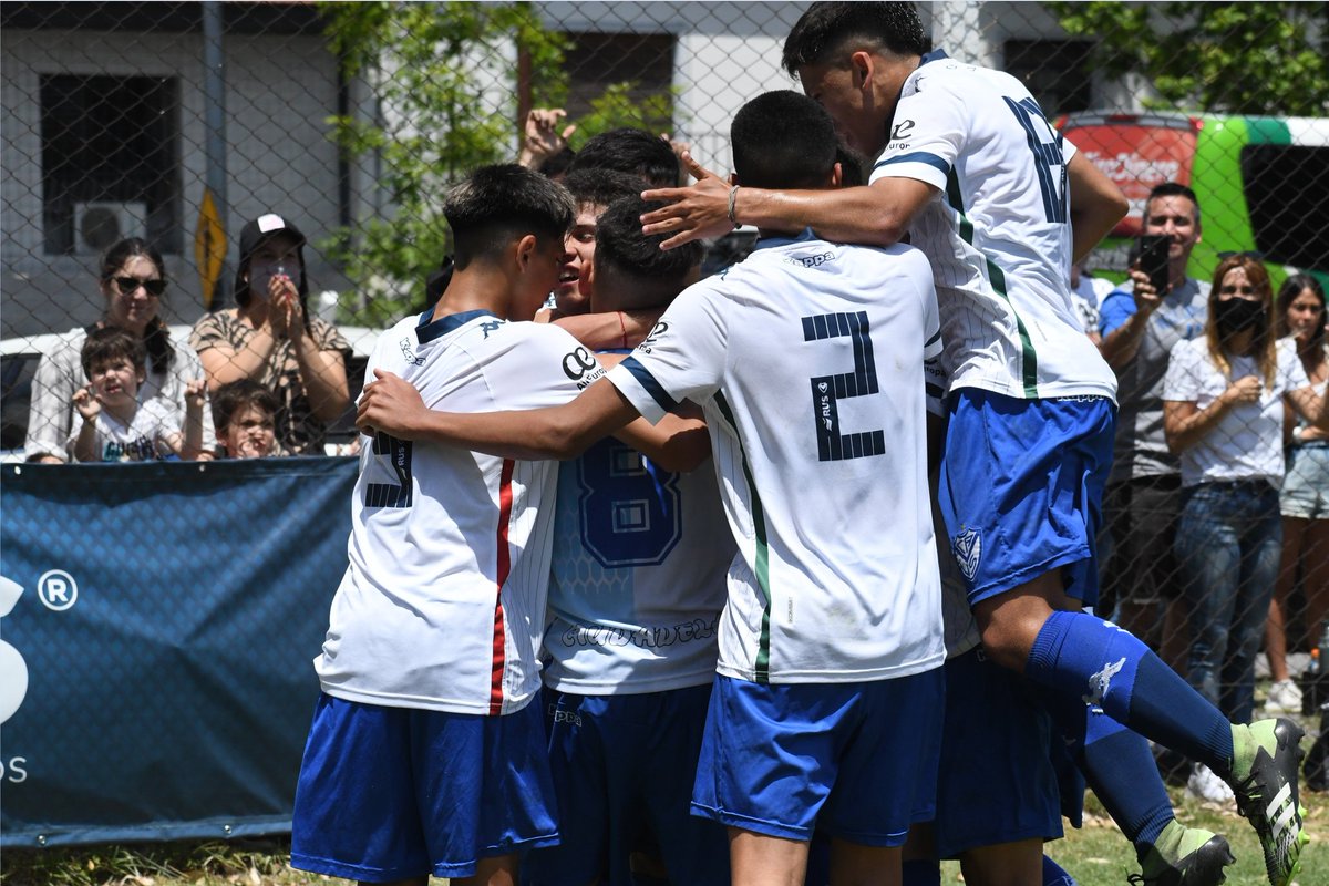 Velez's tweet photo. 🏆 ¡¡¡Vélez Campeón Invicto en Octava División!!!

💪🏻 Con goles de Alejo Sarco y Gianluca Prestianni, superó 2-1 a @RiverPlate y se quedó con el Torneo Inicial de Divisiones Juveniles.

#JuegaVélez #FinalesJuvenilesLPF https://t.co/qholYt1OeY