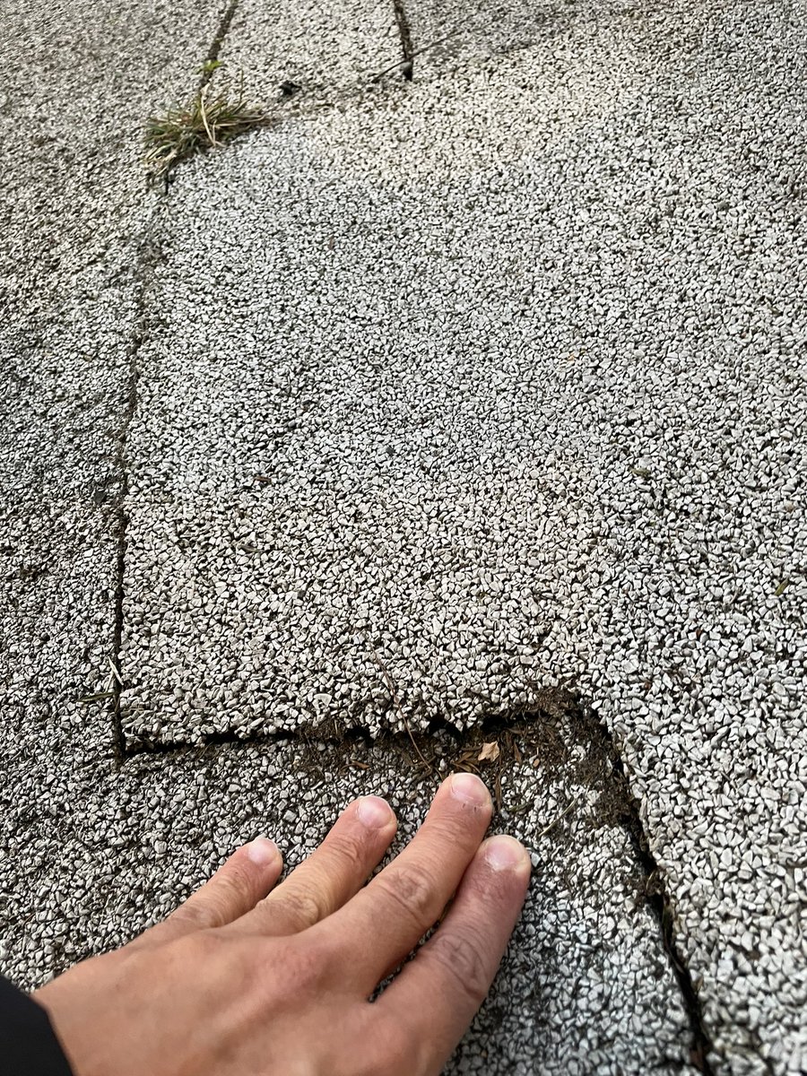 _javieles_'s tweet photo. @nuriamarinlh @LHAjuntament Dos meses después y el mantenimiento brilla por su ausencia. Se trata principalmente de seguridad… https://t.co/obYNDeKqQO
