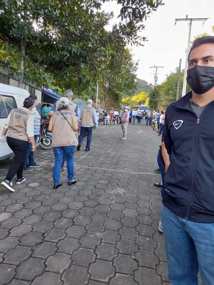 Visita de los observadores internacionales en la JRV. 
#EleccionesSoberanas2021
#TodosJuntosVamosAdelante
#JuntosDefendiendoLaPaz