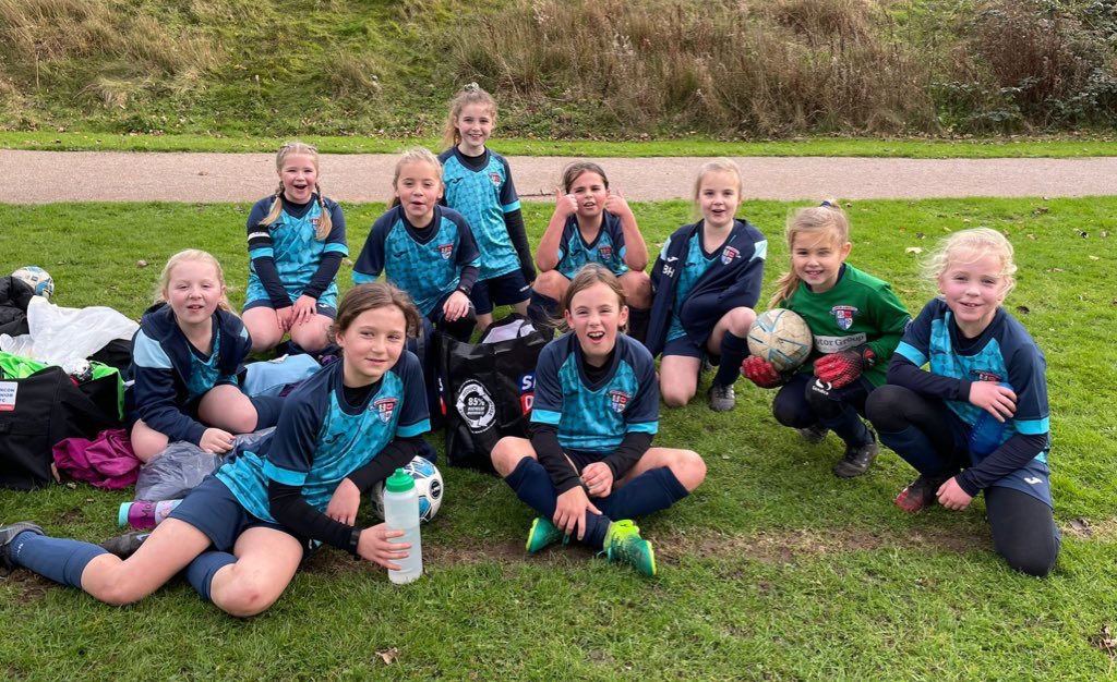 h3lenparky's tweet photo. Another amazing performance from these girls this morning in Lancaster, coming away with 3 points after tough physical game…who says girls can’t play football! ⚽️😍 #neverfollow @lancon_girls https://t.co/4uqUWtnZiN