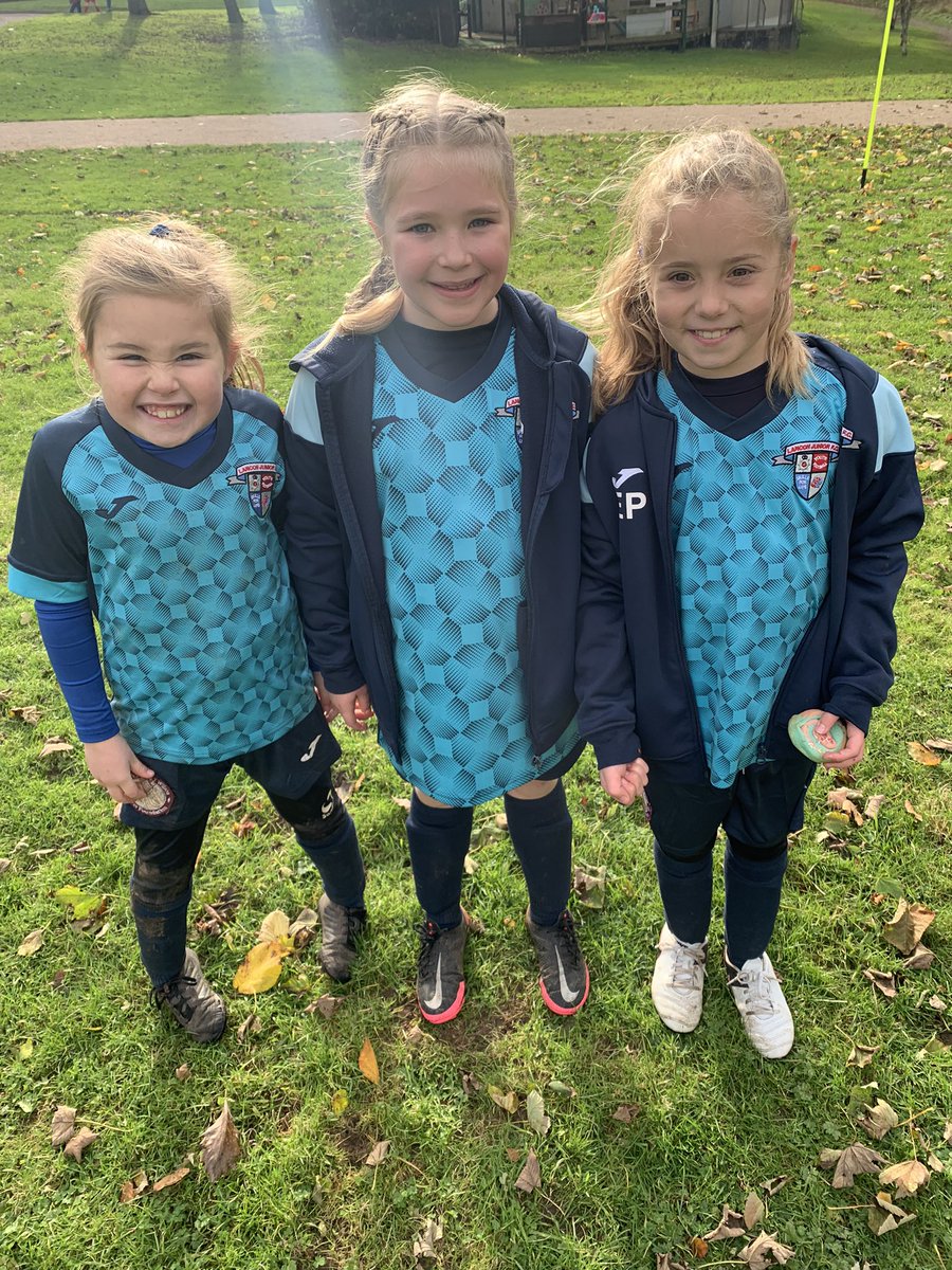 h3lenparky's tweet photo. Another amazing performance from these girls this morning in Lancaster, coming away with 3 points after tough physical game…who says girls can’t play football! ⚽️😍 #neverfollow @lancon_girls https://t.co/4uqUWtnZiN