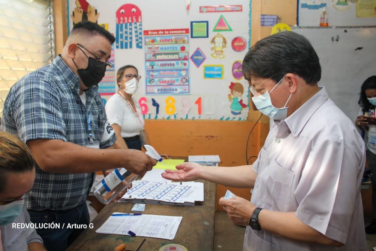 Canciller de Nicaragua Denis Moncada Colindres en su JRV ejerciendo su derecho al voto para continuar con más Proyectos.
#EleccionesSoberanas2021
#UnidosEnVictorias
#JuntosDefendiendoLaPaz