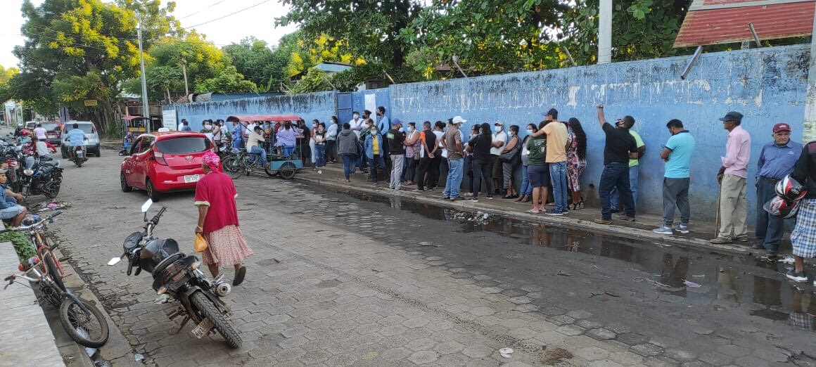 #EleccionesSoberanas2021
#TodosJuntosVamosAdelante
#JuntosDefendiendoLaPaz ciudadanos chinandeganos avanzando a depositar su Voto.