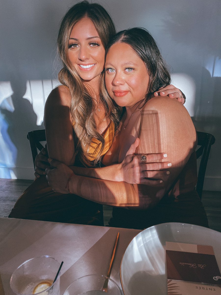emiilyhatfield's tweet photo. What a weekend 💫⭐️✨⚡️☀️🔆💛🥂 https://t.co/UgKUZv4ryY