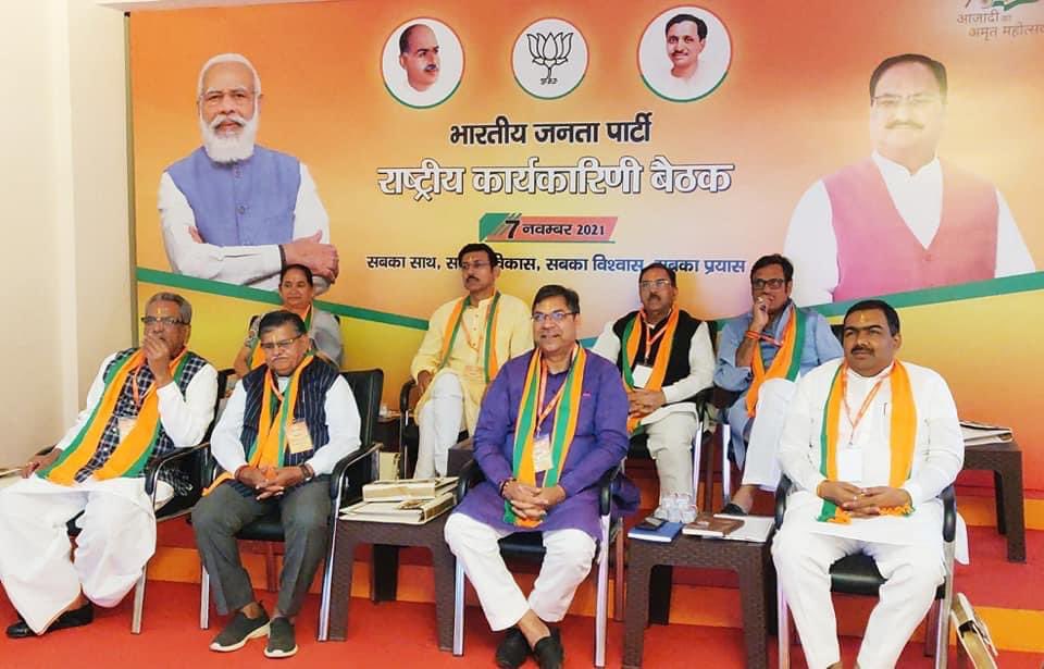 DrSatishPoonia's tweet photo. भाजपा राष्ट्रीय कार्यकारिणी बैठक में आज आदरणीय प्रधानमंत्री श्री @narendramodi जी का संगठन हित के साथ जनसेवा करने की नव प्रेरणा देने वाला एवं हमारे राष्ट्रीय अध्यक्ष श्री @JPNadda जी का संगठन कार्यों को सकारात्मक ऊर्जा से नई गति प्रदान करने का आत्मीय मार्गदर्शन प्राप्त हुआ। https://t.co/uyZqfOP4hd