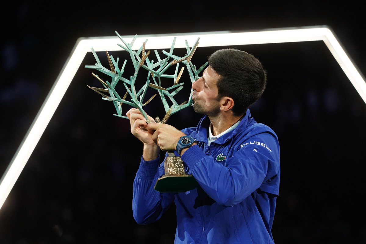 RolexPMasters's tweet photo. A king and his crown 👑

#RolexParisMasters | @DjokerNole https://t.co/FF2M2p9pac