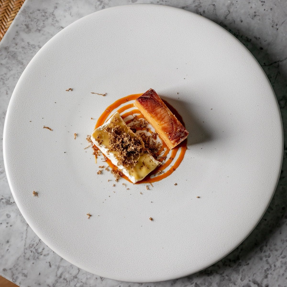 StevenEdwardsBR's tweet photo. Both the tasting menu for October and the a la carte menu will feature this equally stunning dish ✨

Baron Bigod cheese with apple terrine, burnt honey and grated black autumn truffle.

Menu &amp; Bookings;
https://t.co/DtMciWnNSG

💻@marketingdemi https://t.co/0iwJVMMm6U