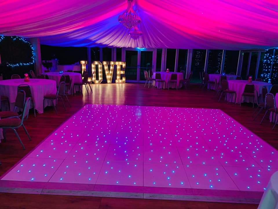 Beautiful #photo of our #rustic #lovelights and #leddancefloor at @therochfordhotel
#lockdownwedding #weddings #weddingparty #essexwedding #weddingreception #letsparty #love #lights #lightupfloor #dancefloor #dancefloorhire #weddinghire #illumidatedletterlights #giantletters