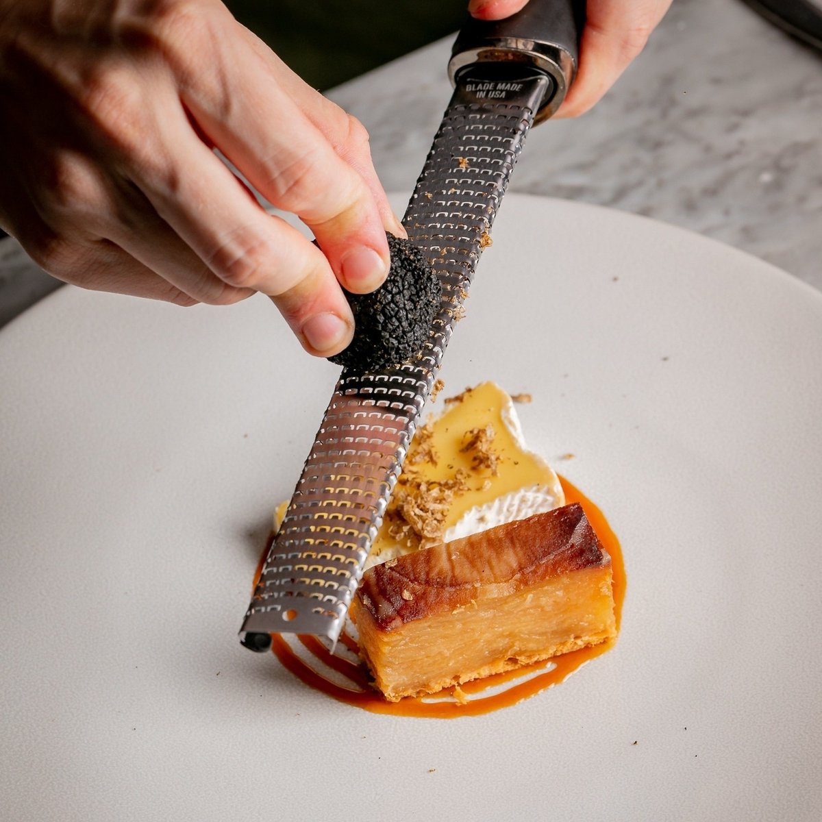 StevenEdwardsBR's tweet photo. Both the tasting menu for October and the a la carte menu will feature this equally stunning dish ✨

Baron Bigod cheese with apple terrine, burnt honey and grated black autumn truffle.

Menu &amp; Bookings;
https://t.co/DtMciWnNSG

💻@marketingdemi https://t.co/0iwJVMMm6U