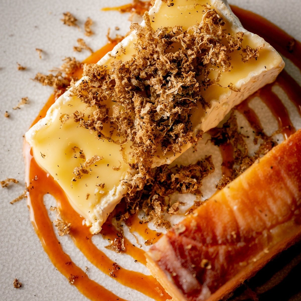 StevenEdwardsBR's tweet photo. Both the tasting menu for October and the a la carte menu will feature this equally stunning dish ✨

Baron Bigod cheese with apple terrine, burnt honey and grated black autumn truffle.

Menu &amp; Bookings;
https://t.co/DtMciWnNSG

💻@marketingdemi https://t.co/0iwJVMMm6U