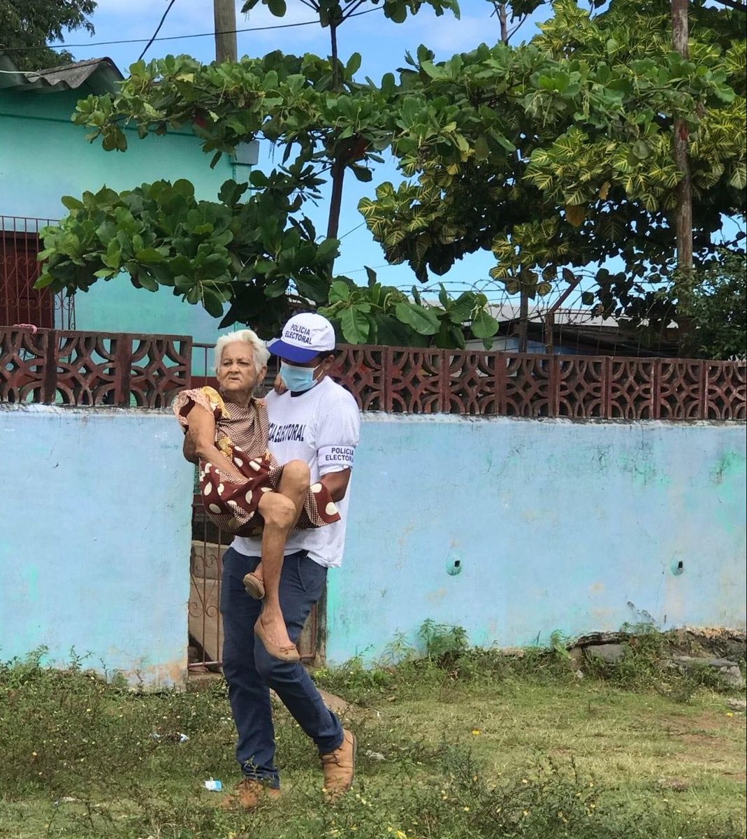 #EleccionesSoberanas2021
#UnidosEnVictorias
#JuntosDefendiendoLaPaz cumpliendo con el deber ciudadano de garantizar que votemos todos. <a href="/MarvinD22486355/">Marvin Diaz</a> <a href="/Suyen28/">SMorales</a> @MarinaD_Guerra <a href="/mariasolcelopez/">Letra Scarlata (Mary López)</a>