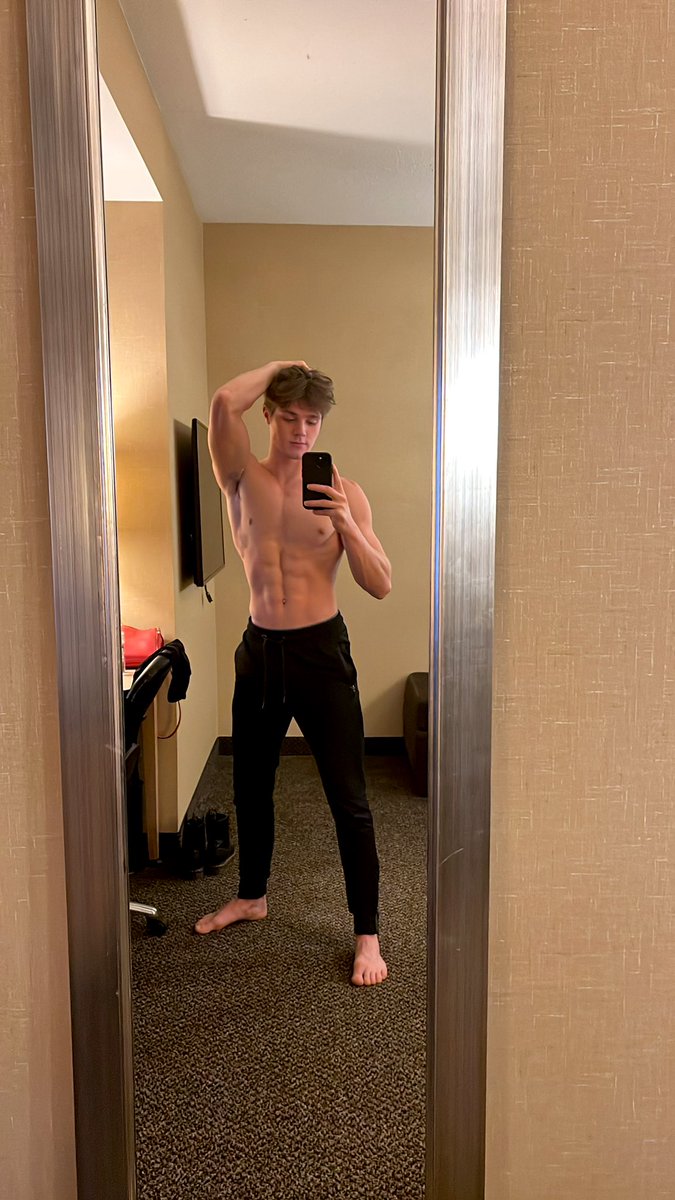 alphapeebs's tweet photo. Just got my hotel lift in &amp; im going shopping🤑🥵 https://t.co/Sfb5vpOSQO