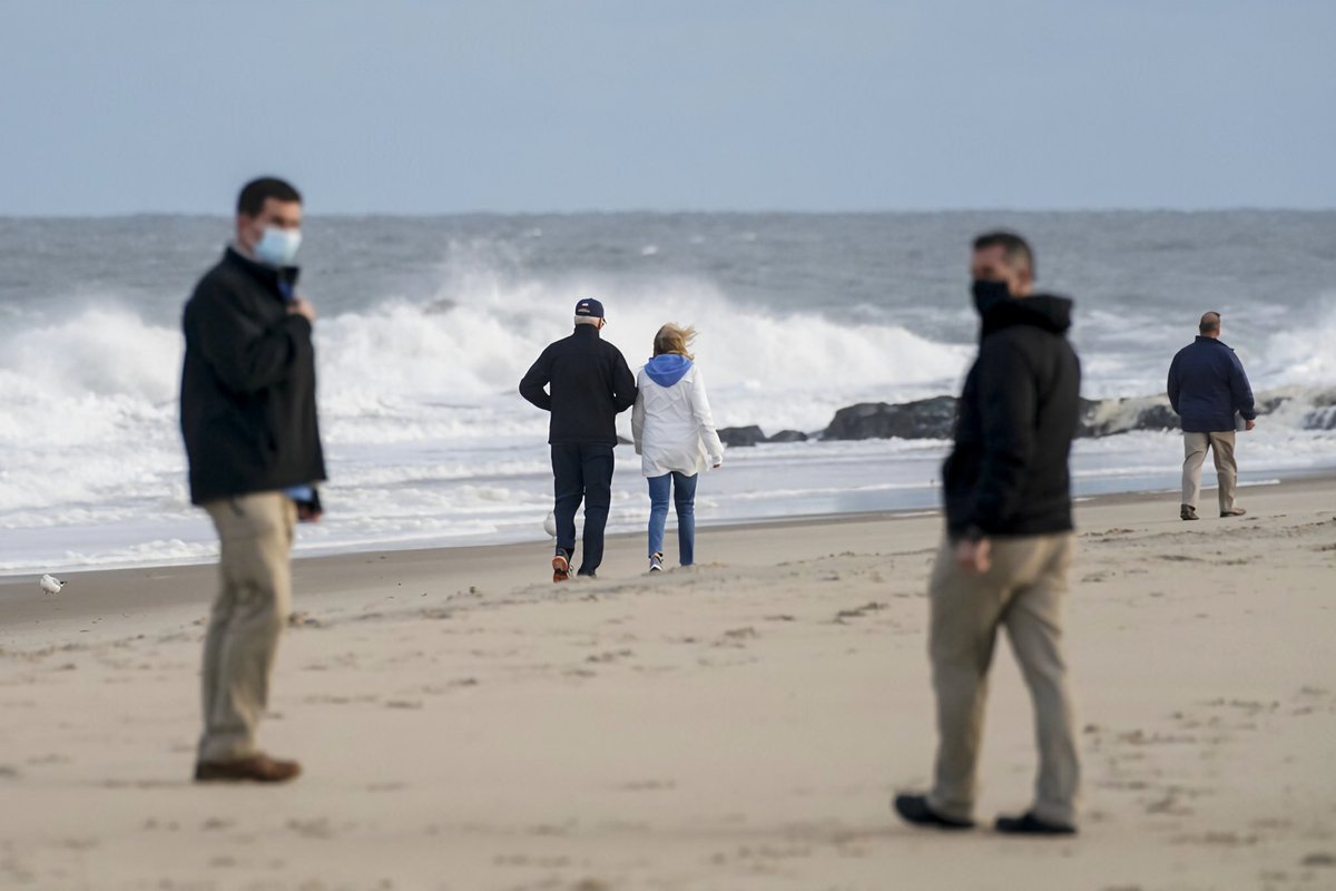 TheFirstCouple's tweet photo. Selfie king 😩 @POTUS @FLOTUS 

The President and the First Lady out today in Rehoboth Beach. 

📸| AP https://t.co/GsZ1ekE9r9