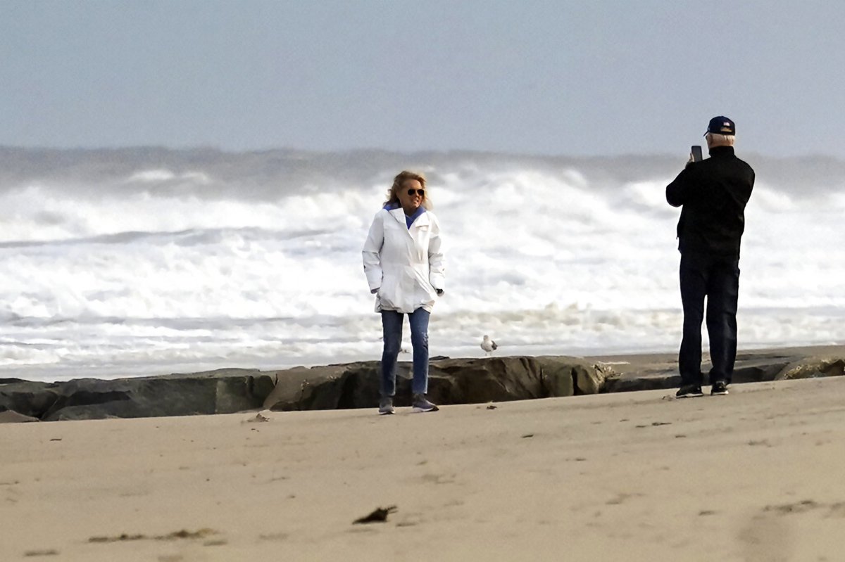 TheFirstCouple's tweet photo. Selfie king 😩 @POTUS @FLOTUS 

The President and the First Lady out today in Rehoboth Beach. 

📸| AP https://t.co/GsZ1ekE9r9