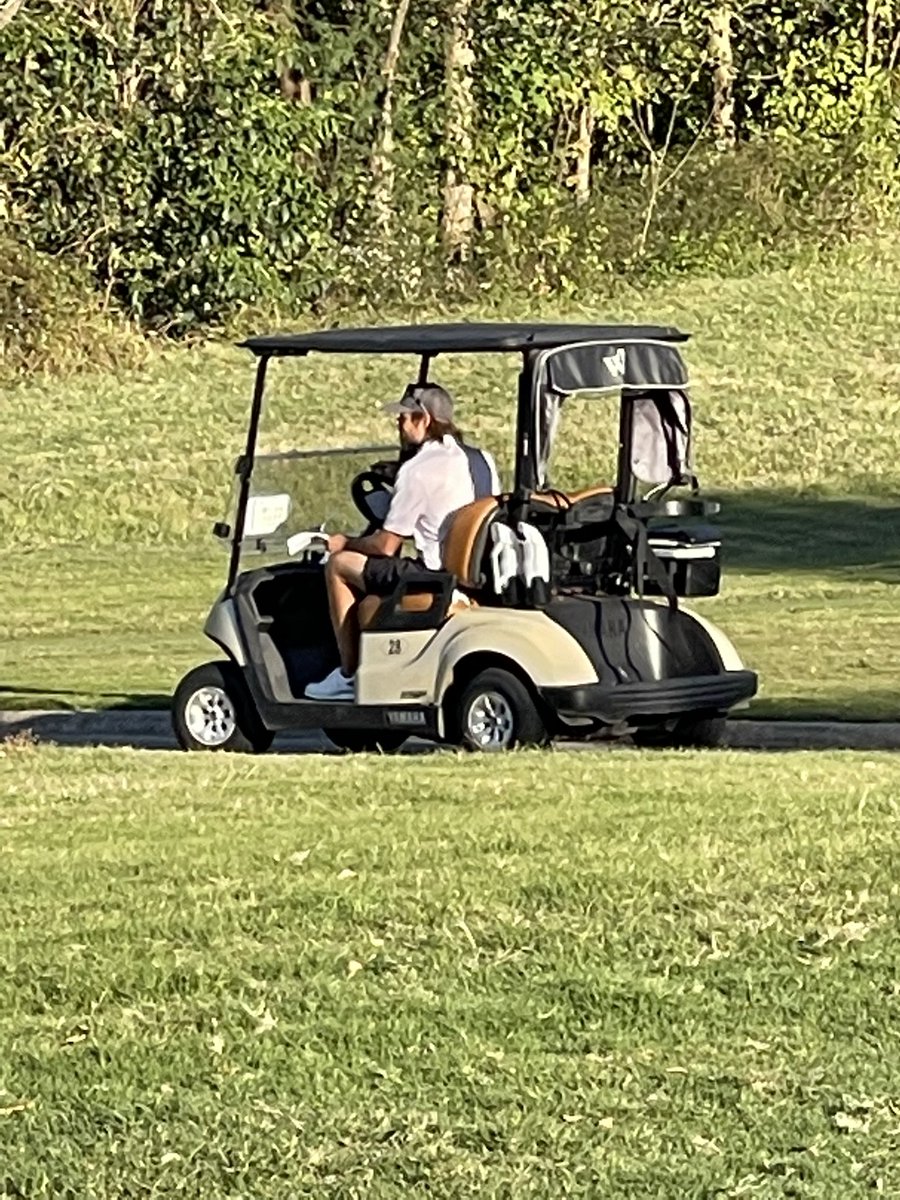 acaseofthegolf1's tweet photo. When you are a 4x Tour winner you do practice rounds without clubs. #Badds https://t.co/vMkQfGiEt1