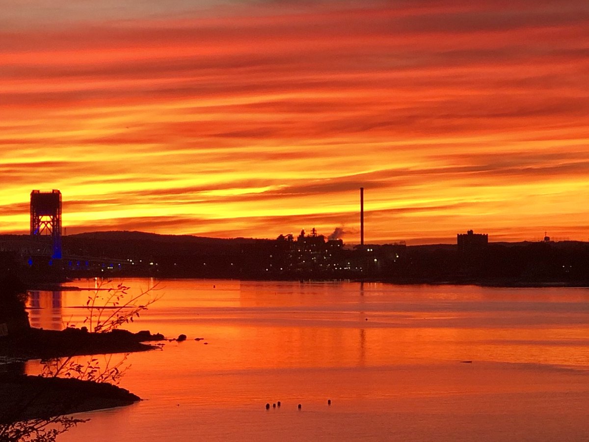 SurfSkiWeather's tweet image. One of the reasons you cannot leave before the game is over.
Six minutes later this happens