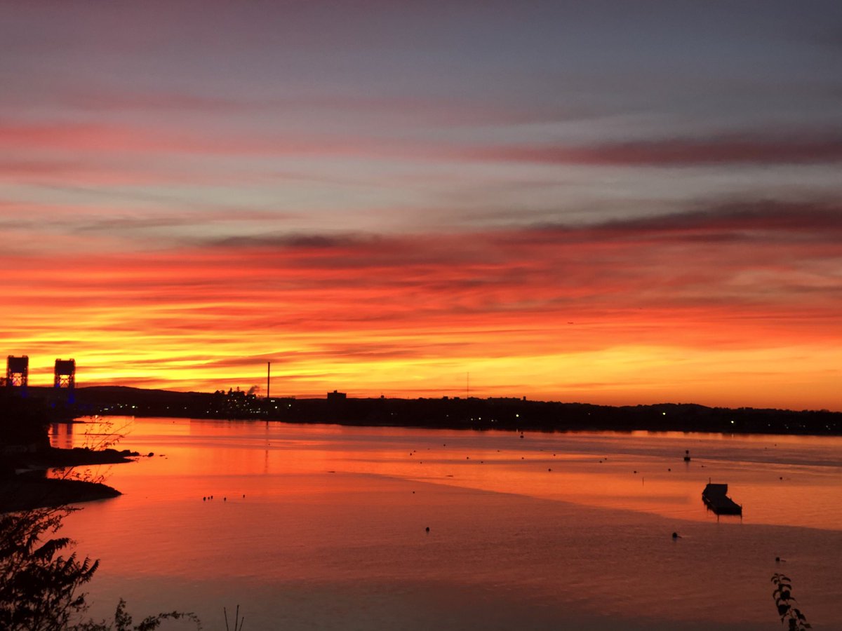 SurfSkiWeather's tweet image. One of the reasons you cannot leave before the game is over.
Six minutes later this happens