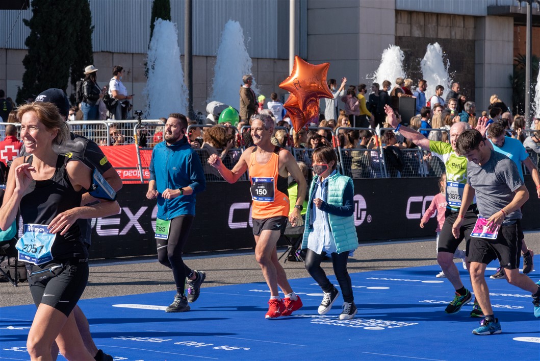 Arcadi42's tweet photo. Completada la marató 150. No ha pogut ser a Nova York però fer-ho a casa, com la 100 ara fa 11 anys, i entrar de la mà de la meva filla, ha estat una experiència única. No he fet una gran marca, però he trigat menys en la 150a als 62 anys que en la primera als 24... https://t.co/feOtpy1NDe