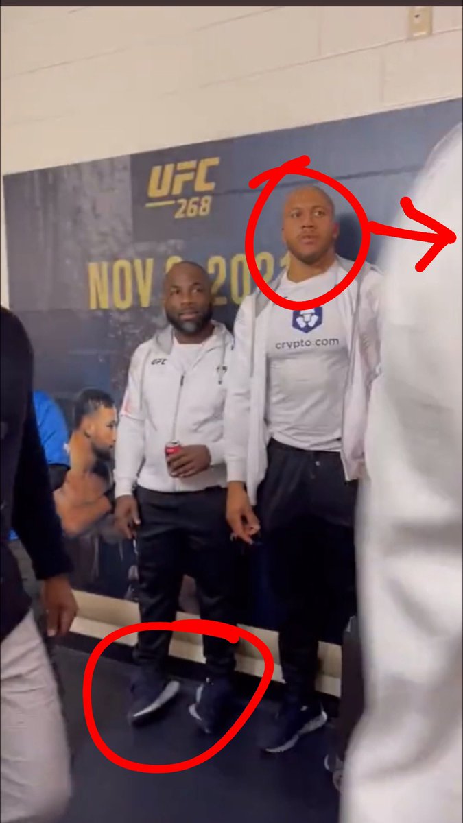 PsgPsggsp's tweet photo. Regardez la position des pieds de @fernandlopez (il est en plein stress) il n’a aucun des 2 pieds à plats sur le sol. @ciryl_gane lui regarde par terre (déstabilisé aussi par la présence de Francis Ngannou). Il ne relèvera la tête qu’une fois Francis parti @LaSueur_off https://t.co/SVUCoTLZMo