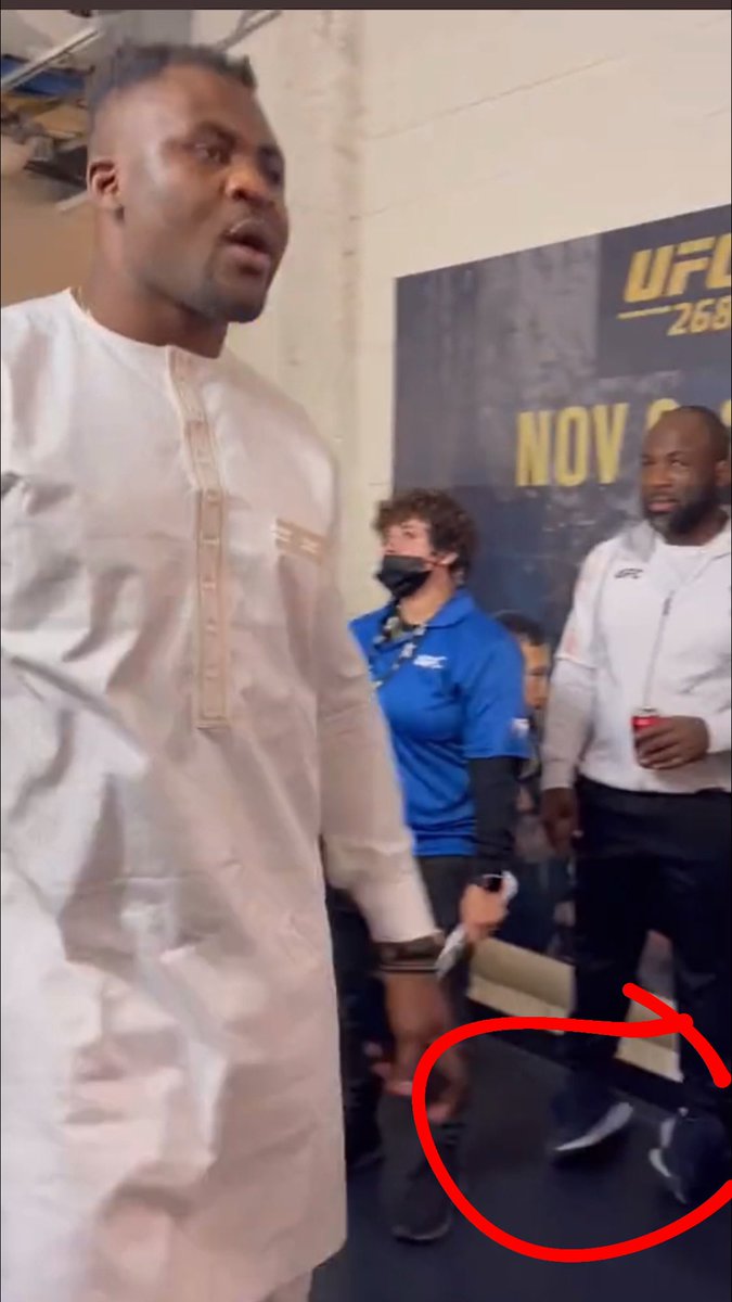 PsgPsggsp's tweet photo. Regardez la position des pieds de @fernandlopez (il est en plein stress) il n’a aucun des 2 pieds à plats sur le sol. @ciryl_gane lui regarde par terre (déstabilisé aussi par la présence de Francis Ngannou). Il ne relèvera la tête qu’une fois Francis parti @LaSueur_off https://t.co/SVUCoTLZMo