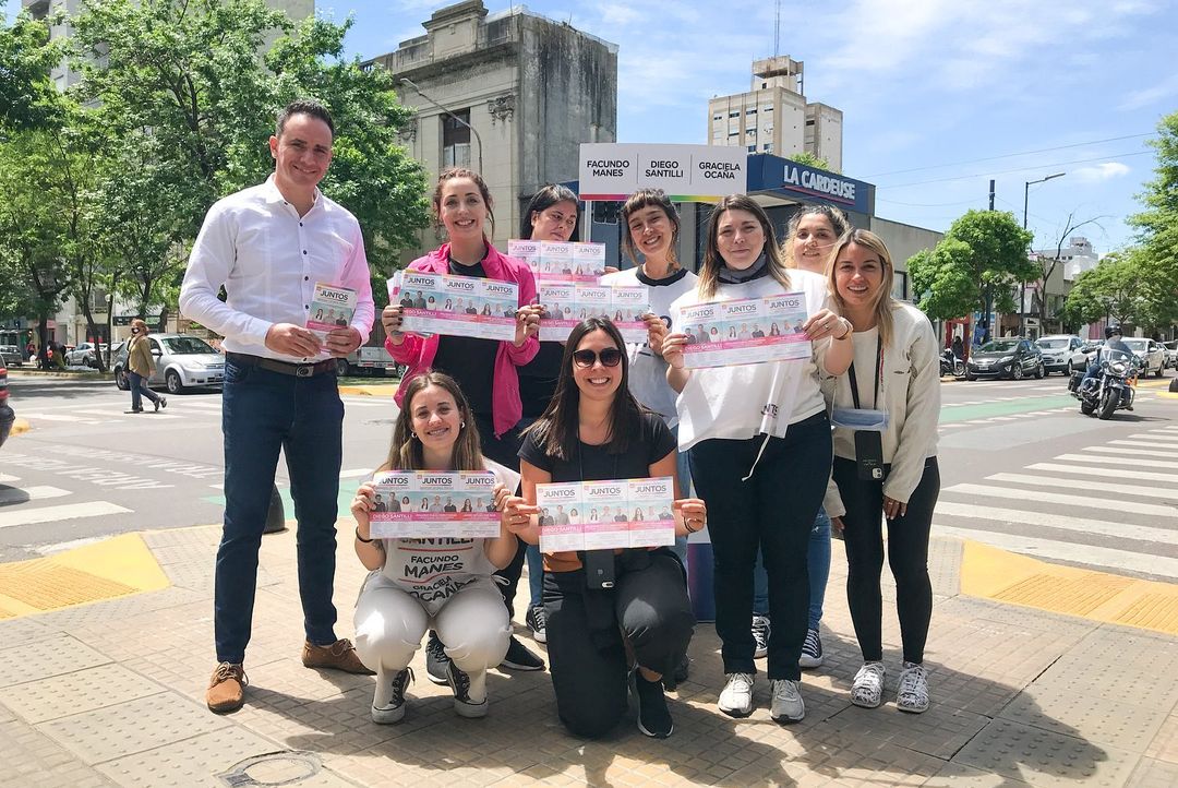 juntoslapta's tweet photo. ⏳ Cuenta regresiva para comenzar un nuevo camino Juntos

💪🏻Somos millones los y las que queremos decirle de una vez por todas #Basta al Kirchnerismo. 

🤝🏻Este 14 de noviembre, acompáñanos con tu voto.

✊🏻Trabajemos #Juntos para cambiar el rumbo de Argentina y sacarla adelante. https://t.co/0dcUp3HkXE