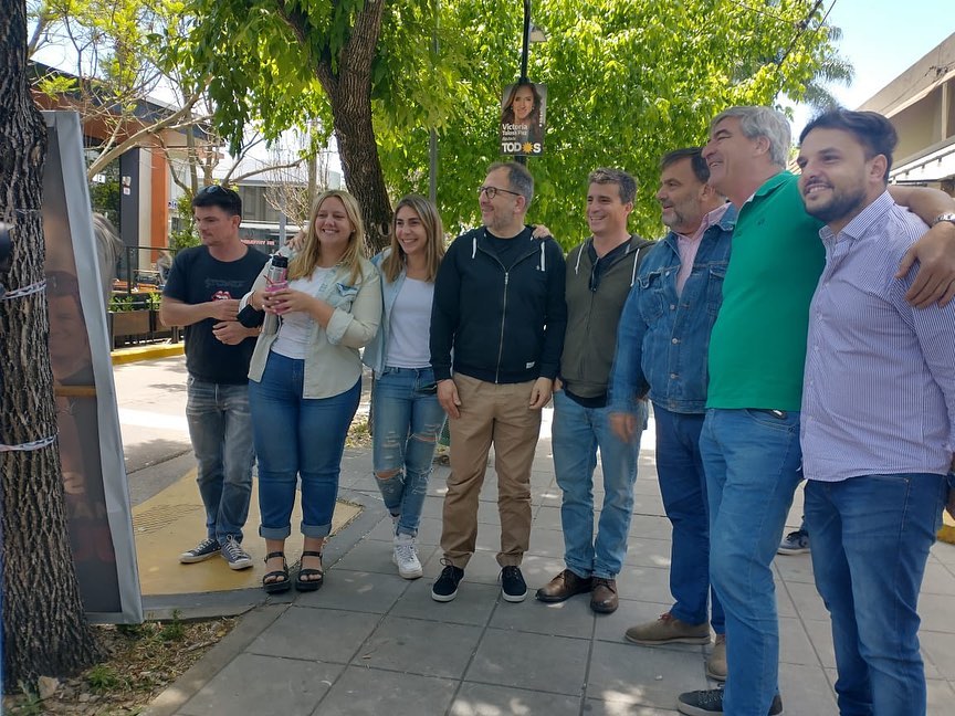 juntoslapta's tweet photo. ⏳ Cuenta regresiva para comenzar un nuevo camino Juntos

💪🏻Somos millones los y las que queremos decirle de una vez por todas #Basta al Kirchnerismo. 

🤝🏻Este 14 de noviembre, acompáñanos con tu voto.

✊🏻Trabajemos #Juntos para cambiar el rumbo de Argentina y sacarla adelante. https://t.co/0dcUp3HkXE