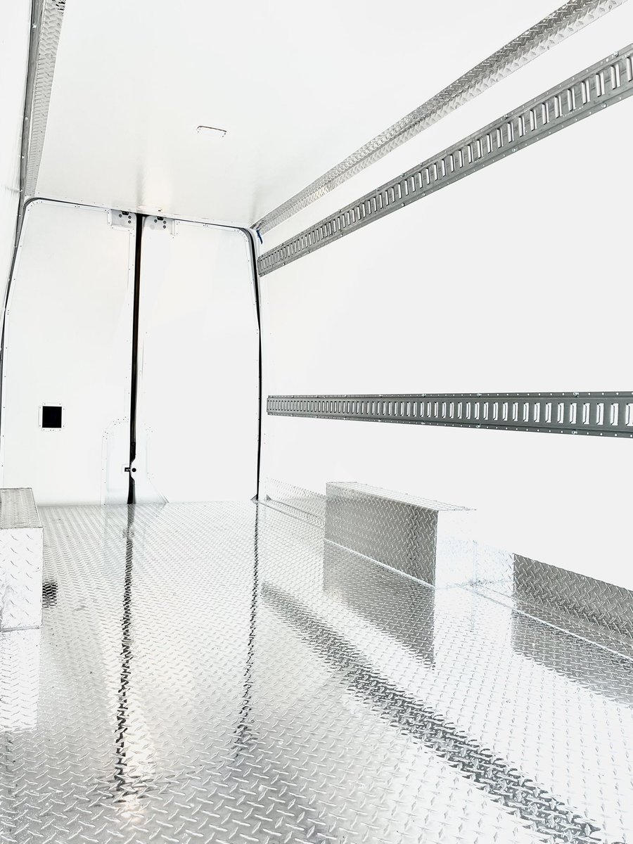 MobileColdSol's tweet image. New refrigerated van built for a local pizza shop. 2021 Mercedes Sprinter with Mobile Cold Solutions insulation package and a Thermo King V520-20Max refrigeration unit. Aluminum tread plate floor, 2 rows e-track, floor drain, LED lights, door pods, FDA approved thermal liner.  🍕