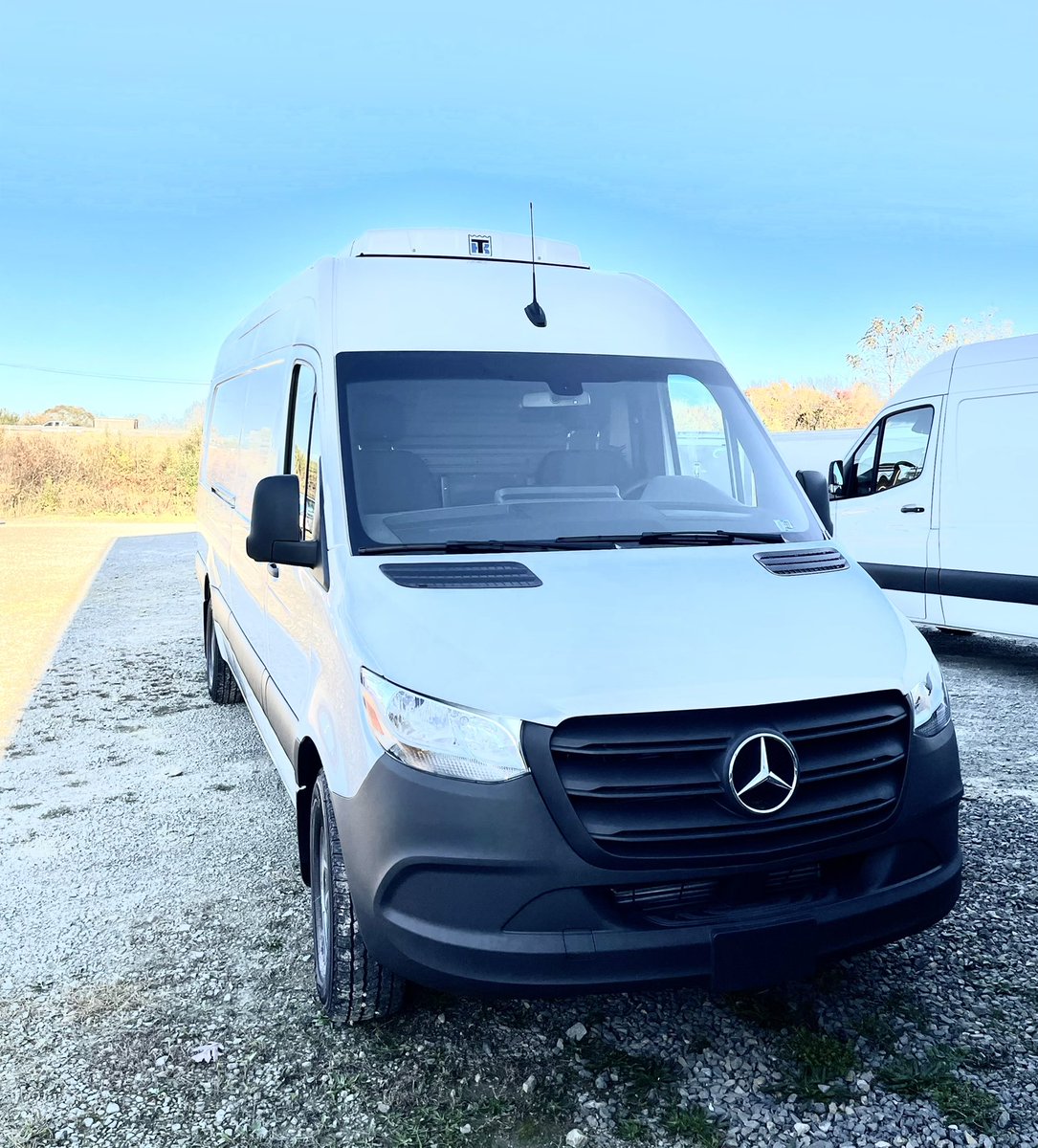 MobileColdSol's tweet image. New refrigerated van built for a local pizza shop. 2021 Mercedes Sprinter with Mobile Cold Solutions insulation package and a Thermo King V520-20Max refrigeration unit. Aluminum tread plate floor, 2 rows e-track, floor drain, LED lights, door pods, FDA approved thermal liner.  🍕