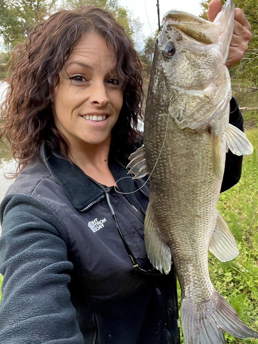 samanthalgay's tweet photo. Another weekend has passed by too quickly. Hope everyone has a great week! #bassfishing #pondfishing #airrusrods #lews #hiseas #gycb #senko #5lb8oz #looksbigger #catchandrelease #cpr #bucketmouth #reelexperiences #womenmakingwaves https://t.co/ba8UUT17AB