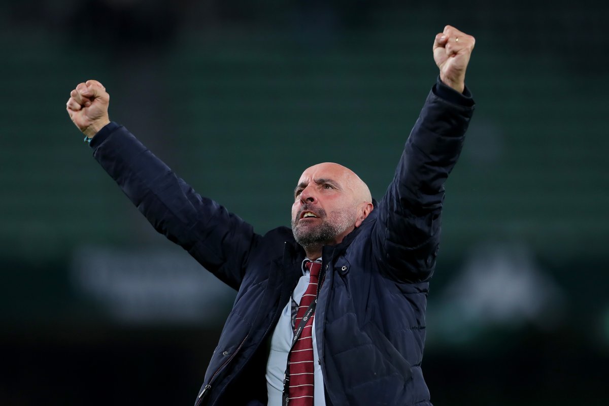 Sevillismo's tweet photo. Sevilla es Rojiblanca, pero es que nunca dejó de serlo. @leonsfdo https://t.co/nssrFEjACC