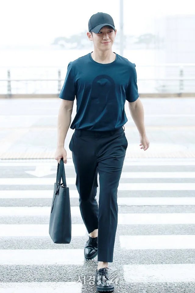 haeincontext's tweet photo. jung haein killing me with this airport fashion https://t.co/1QsrVqJ55U