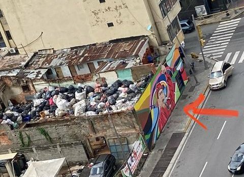 ReporteYa's tweet photo. #7Nov #Venezuela 
@SegoviaBastidas: Esto es lo que hay detrás del comunismo. 

La imagen de Chávez y un enorme basurero lo dice todo. https://t.co/8waSY21M0k
