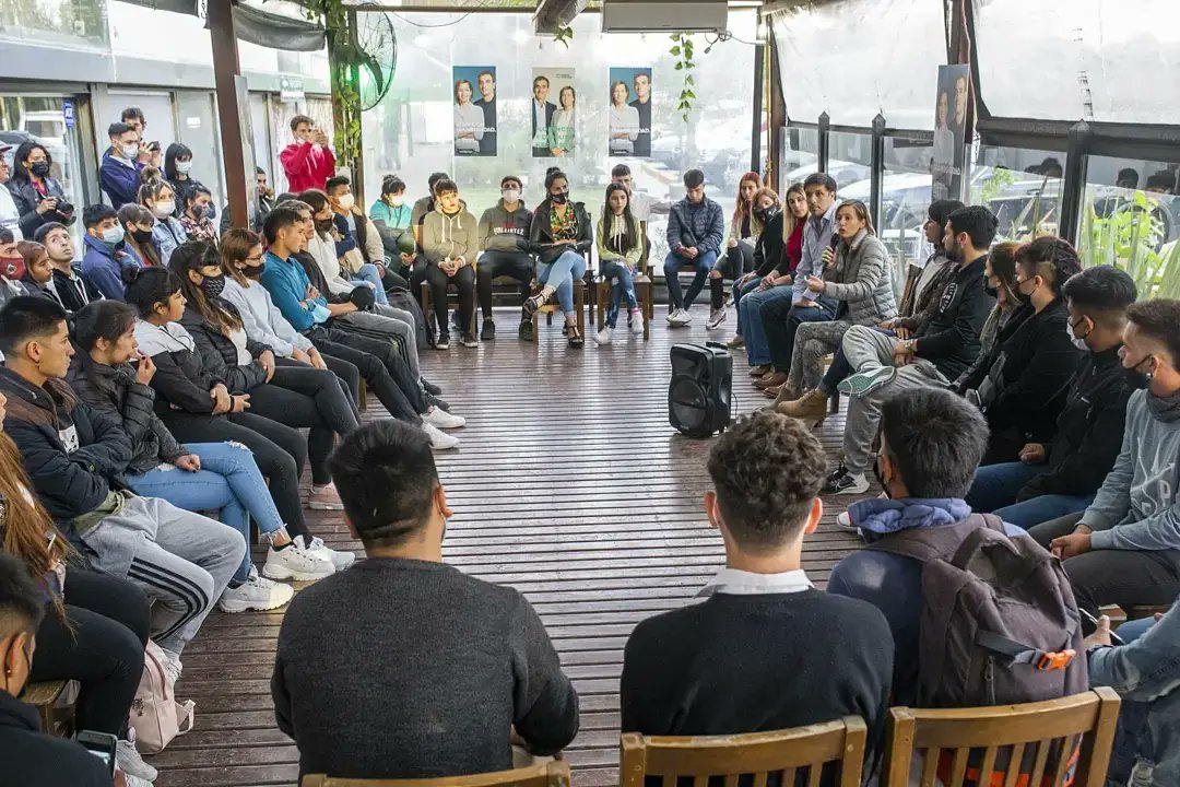 carocastrook's tweet photo. En Pilar conversamos con jóvenes sobre las propuestas de nuestro espacio y la situación actual del país. 

Me pone muy feliz el entusiasmo de todas y todos por involucrarse en política y hacer su aporte para transformar la realidad.

¡Gracias por su compromiso!

#VamosConVos https://t.co/VZxkvSLSv9