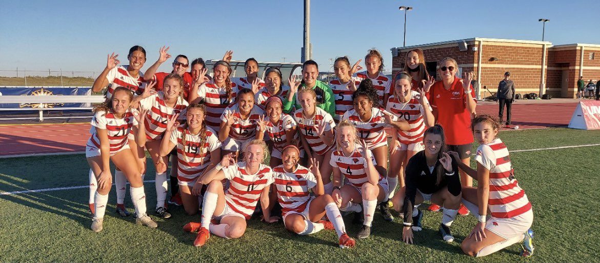 CoachEWC's tweet photo. Highest finish in program history ✅            
1st time past the quarterfinals ✅
1st time past the semifinals ✅
What a season! Everything to be proud of - history was made multiple times by this team &amp; courage shown. Magical - These are my people 🖤❤️#betheexample #TheWord https://t.co/qFVlfZgTEm