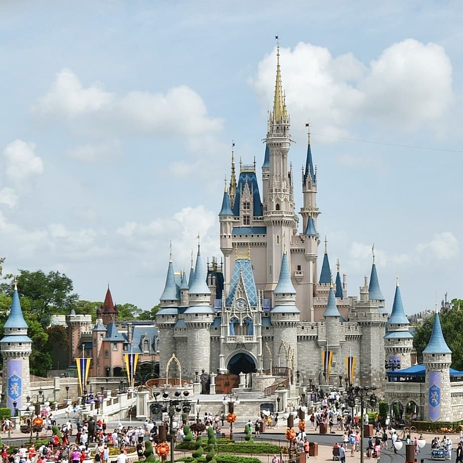 gem_ady's tweet photo. Dreams are coming true for so many tomorrow.....the wait is nearly over 🙌Families reunited, holidays being taken and the magic to happen again ❤

The very best wishes to all that are flying to the most magical place 🎉

 “There's the whole world at your feet.” – Mary Poppins. https://t.co/QmbJyLs7Yh