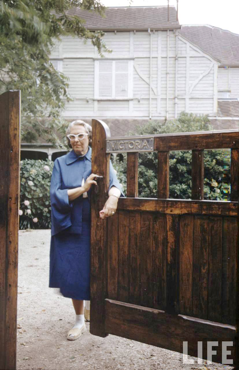 FotosFamiliaMdP's tweet photo. Victoria Ocampo en Villa Victoria. Mar del Plata, 1958. Fotos revista Life. https://t.co/iD8bHoor5l