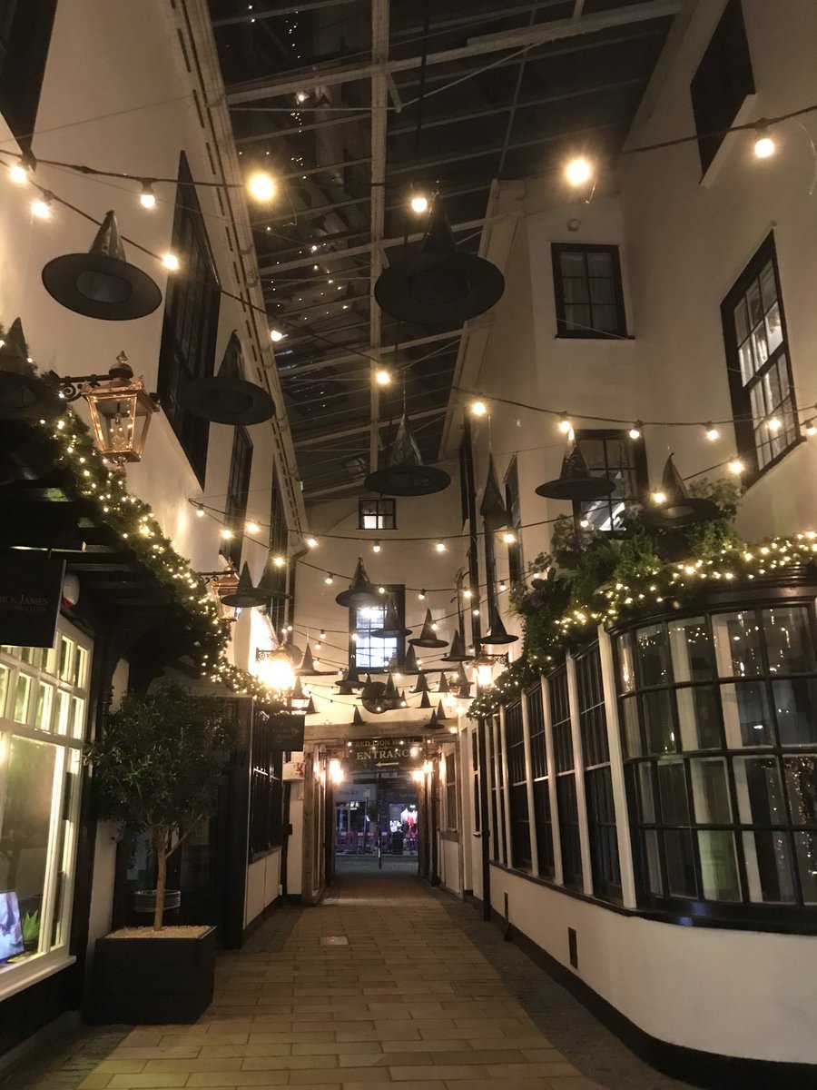 Matedwards7's tweet photo. Colchester seems to have gone very Harry Potter tonight
#Essex #Colchester #pointyhats https://t.co/cr5oq0Mu2L