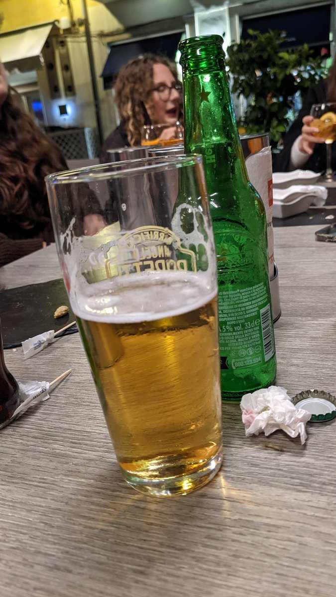 DiagSophie's tweet photo. una cerveza con mis amigas #cervesa #apïe #espanol #nancy #flemma https://t.co/kLPYZpOKW9