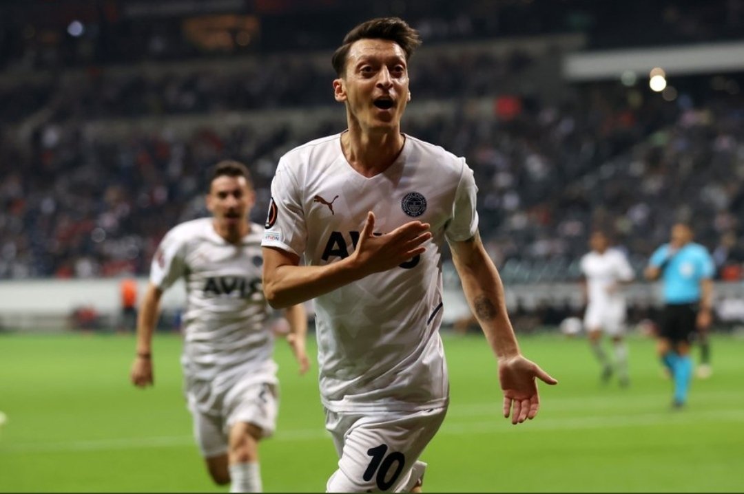 Emir1907___'s tweet photo. Mesut Özil'i ilk 11'de oynatmayan varsa kulübü terk etsin.... https://t.co/hgHtehencP