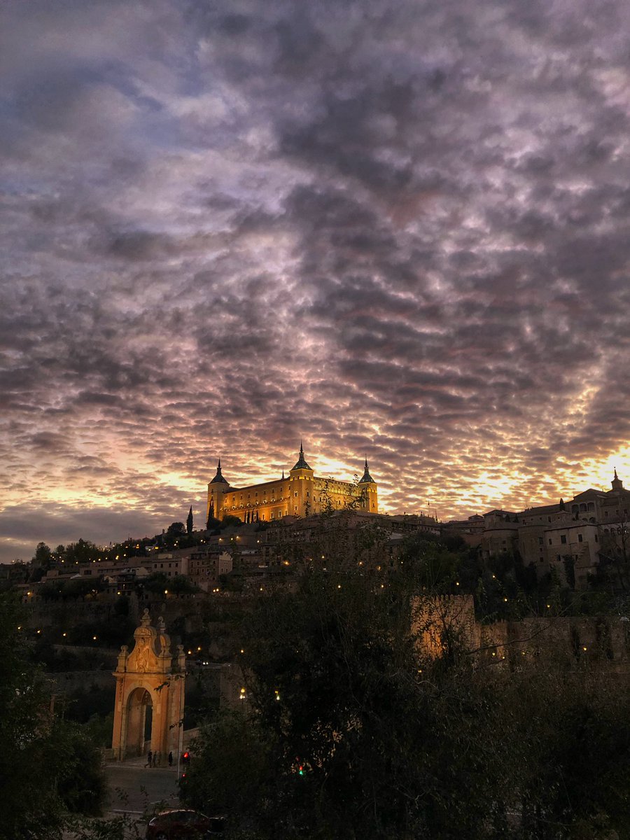 AuroraVDC's tweet photo. Bajan las temperaturas, suben los atardeceres. 
Toledo, 07/11/2021. 🍂🔥
#Noviembre2021 #Toledo #CiudadTresCulturas #CastillaLaMancha https://t.co/td7F1ZxVPo