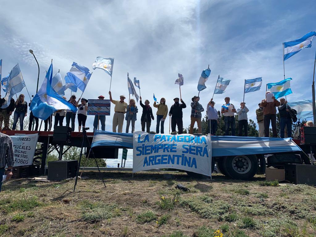 DannyTerranova4's tweet photo. #TerrorismoNuncaMás #7NBASTA #7NYoVoy VAMOS CARAJO acompañando a nuestro hermanos en la patagonia! 🇦🇷 https://t.co/A40Ck3NbuI