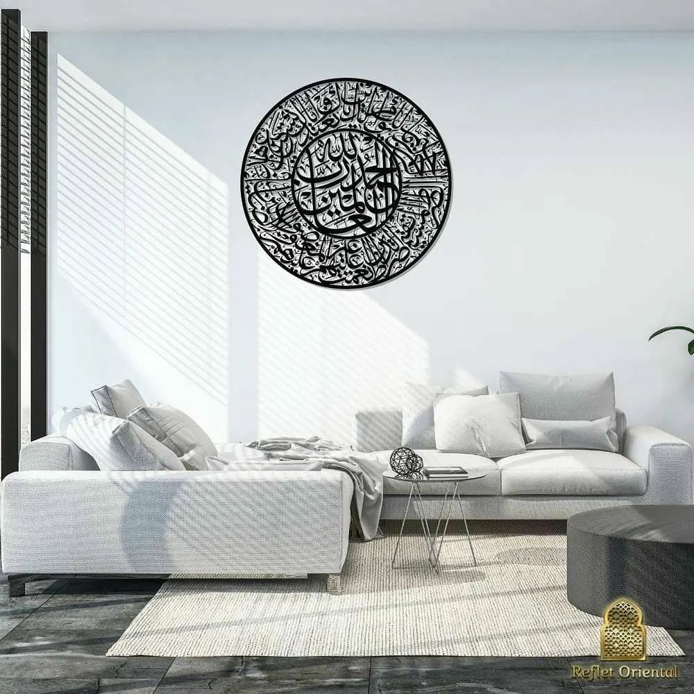 Vous l'avez reconnu? La sourate Al-fatiha 💫
La sourate El Fatiha, que l’on peut traduire littéralement par Le Prologue ou L’Ouverture est la première sourate en position dans le Coran, juste avant sourate El Baqara (La Vache). Elle est l’une des plus… instagr.am/p/CV--Y9GoqJc/