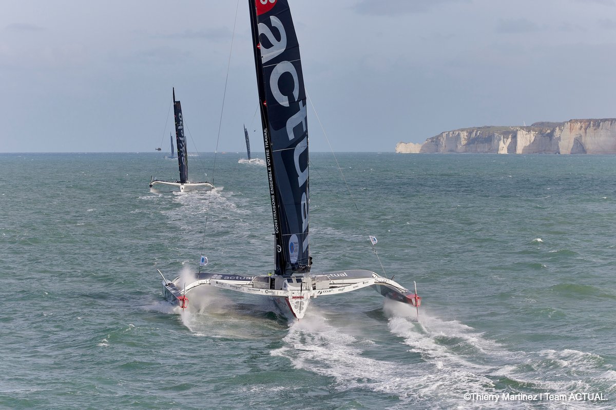 team_actual_'s tweet photo. Des conditions musclées au départ de la @TransatJV avec un passage près des Falaises d’Etretat. 🔴⚫️ 🏁
© : @thmartinezphoto | #TeamActual
#TransatJacquesVabre | #ActualEnCourse https://t.co/IMovDwlanZ
