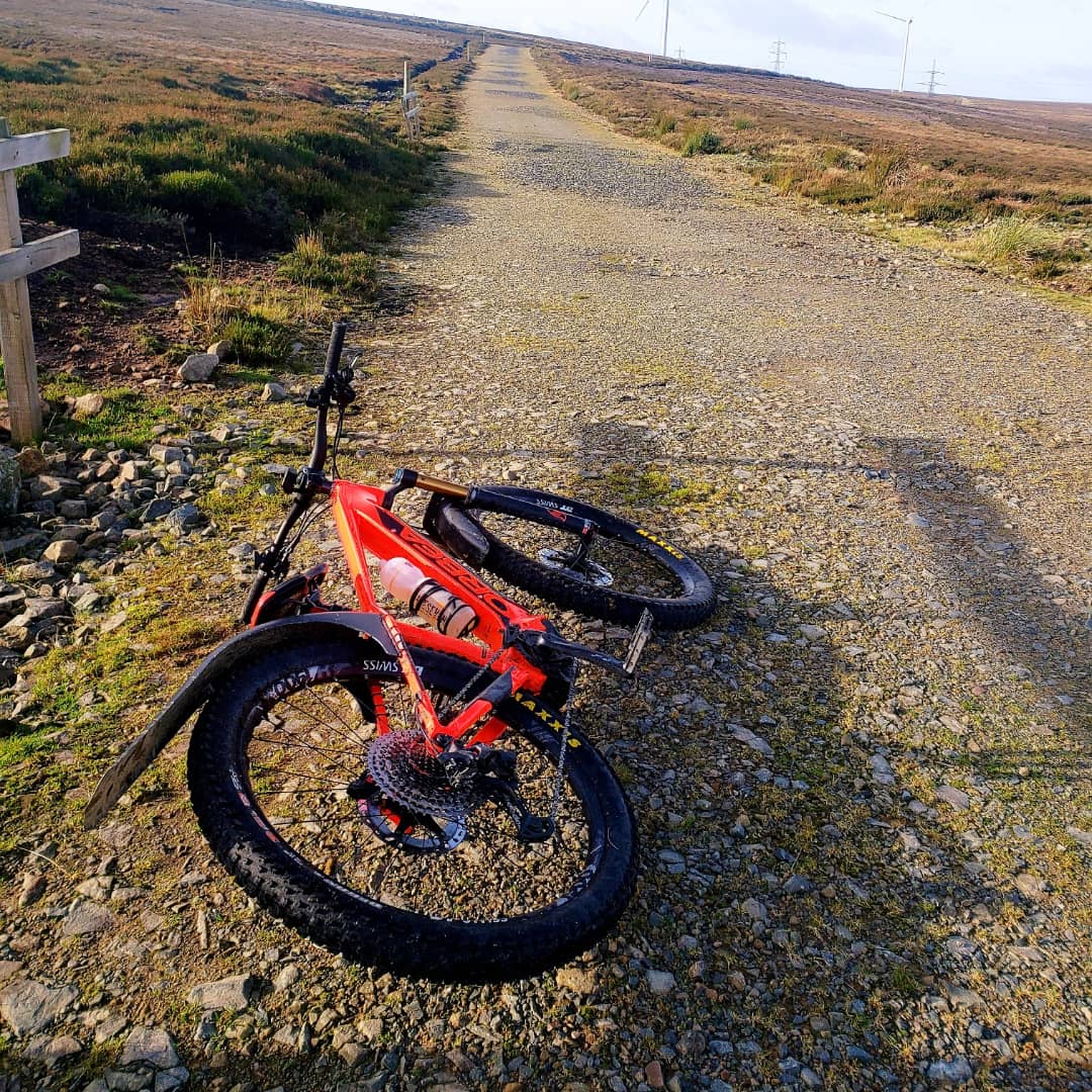 blonde_on_bikes's tweet photo. Wild gale force winds up the lammermuirs today. Over 30 miles covered / 3342 ft elevation gain. Glad I had a loan of an e-MTB today or might still up there now 🤣
#lammermuirs #watchwater #SUW #emtb #bordersbelles #bellesonbikes https://t.co/ekwGObcLJ6
