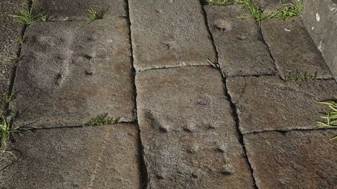 martolius's tweet photo. #SabíasQue en Compostela podemos encontrar ocultos entre las piedras de los monumentos, más de 160 tablas que servían para jugar al tres en raya en época del Barroco.  

#TwitterCultural 

⬇️⬇️⬇️ https://t.co/Iywr3zi0Gx
