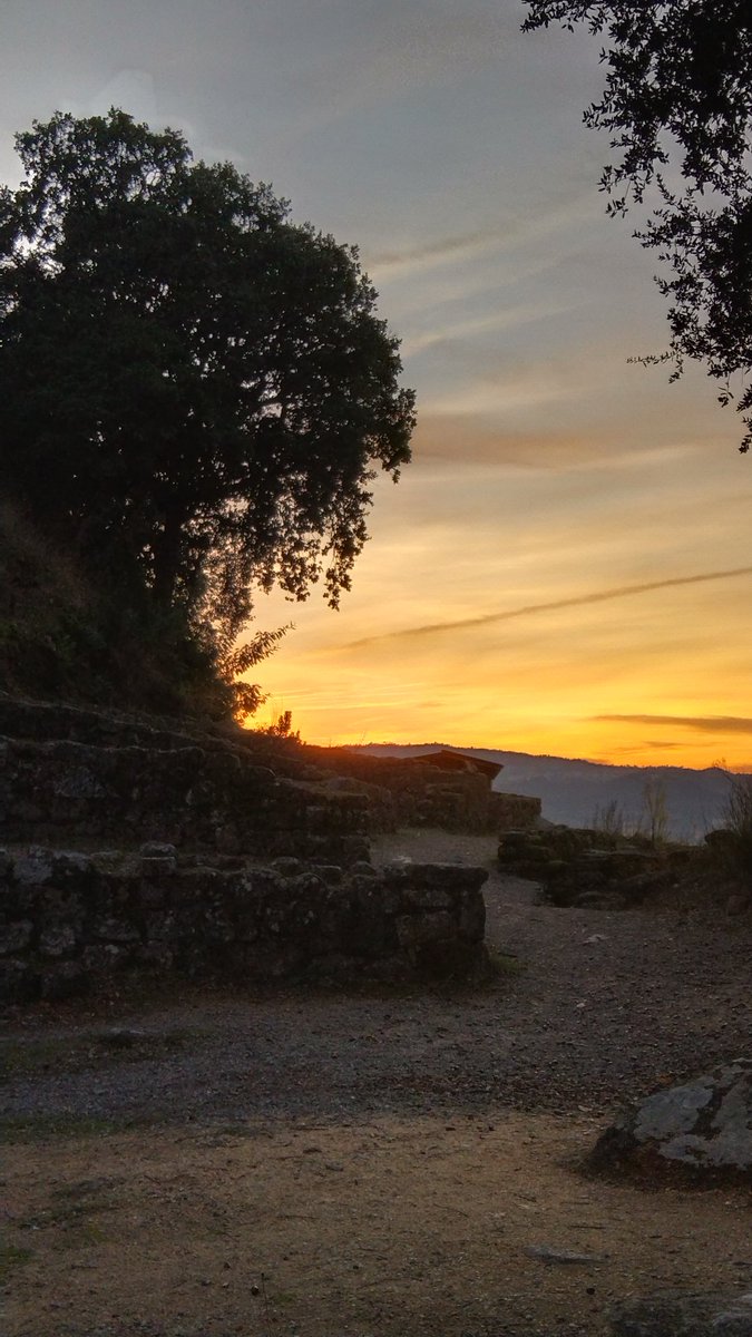 LorenzOurense's tweet photo. Una vueltita por el Castro de San Tomé, en Ourense. Una joya al lado de la ciudad que esta muy desaprovechada. #ourense #ourensecalidade #castro #vidacastrexa https://t.co/vMcIQZb2Rb