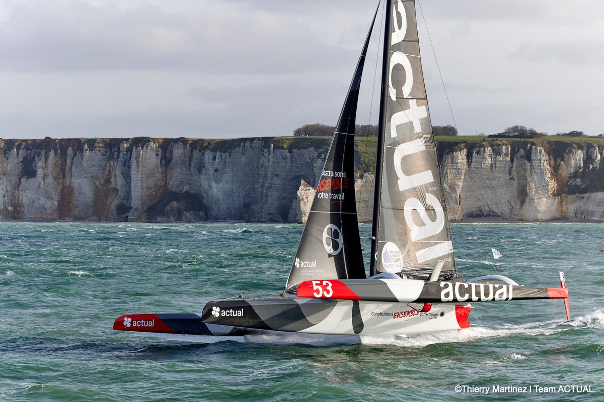 team_actual_'s tweet photo. Des conditions musclées au départ de la @TransatJV avec un passage près des Falaises d’Etretat. 🔴⚫️ 🏁
© : @thmartinezphoto | #TeamActual
#TransatJacquesVabre | #ActualEnCourse https://t.co/IMovDwlanZ